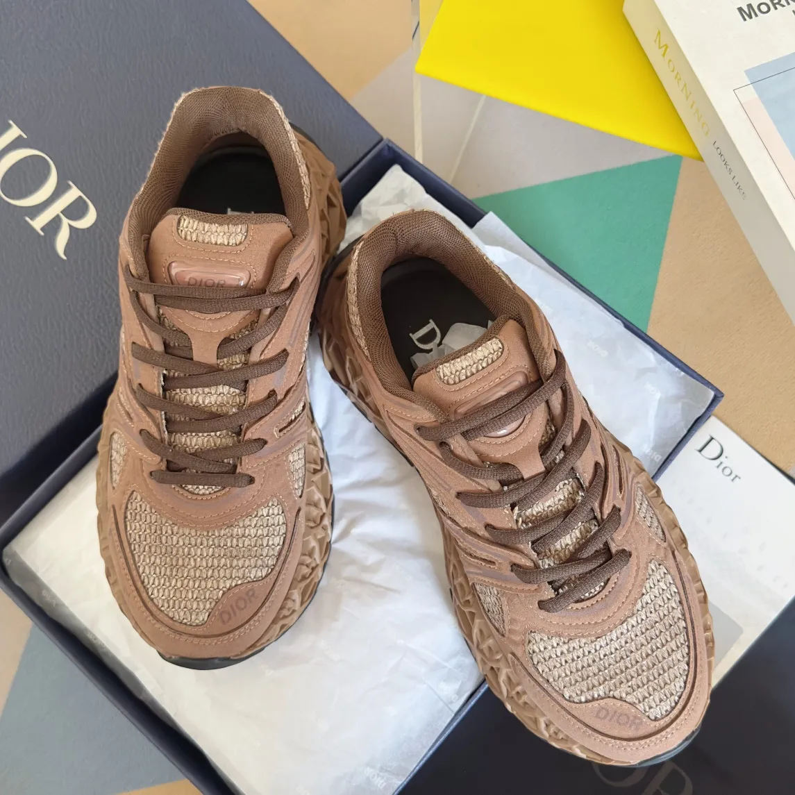 【DIOR】P:800💰 Men's 39-44. (Male 45.46 custom-made) Dior kawa Dior joint 2025ss casual sports shoes‼ ️ Reinterpret running shoes with dior’s haute couture style. b35 is made of fine-textured leather and mesh fabric materials. It can be worn in all seasons, is comfortable and breathable, and has many lines on the shoe body to outline details. It has a full retro three-dimensional feel and can create a casual look all year round!